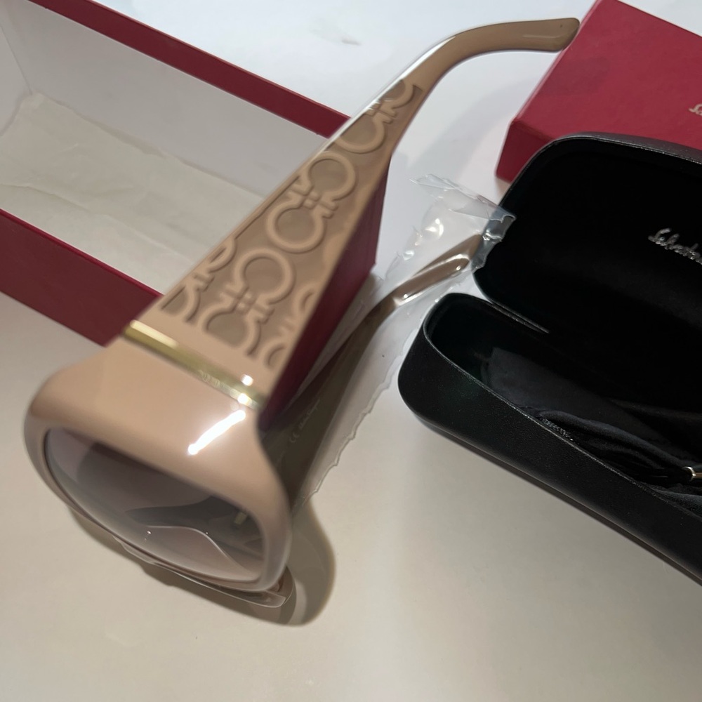 Salvatore Ferragamo Sunglasses - Picture 4 of 12
